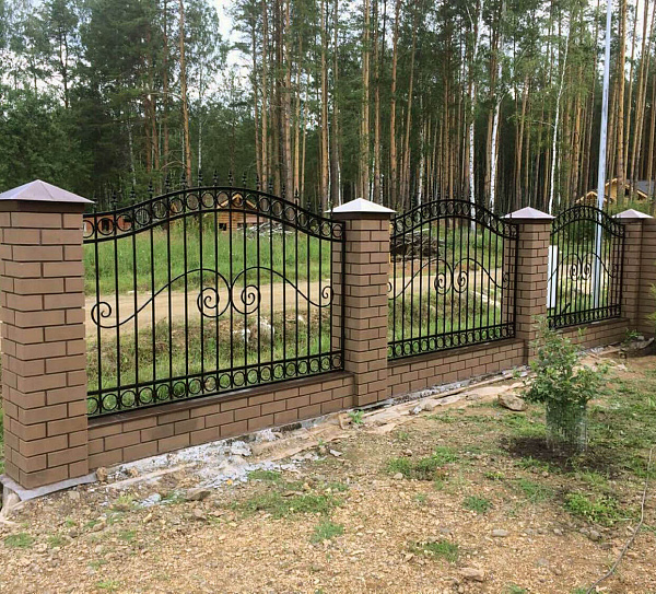 Забор кованный на кирпичных столбах