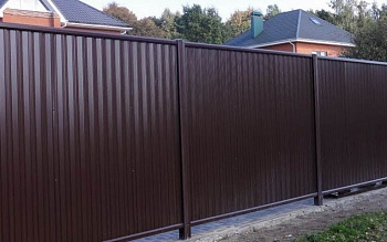 Забор из коричневого секционного профлиста 6 соток